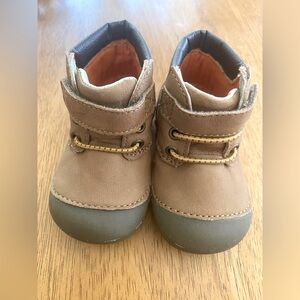 Infant boys  leather Stride Rite Burrell shoes size 3.5 m with memory foam.